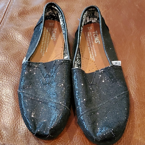 Good condition Girls Toms, size Y2 - Picture 3 of 7
